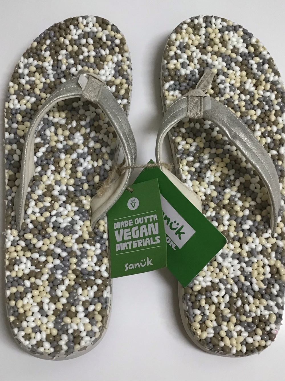 Sanuk Bubblecush Flip Flops Women SZ 9 Silver White Yoga Sandals Vegan Beach NEW